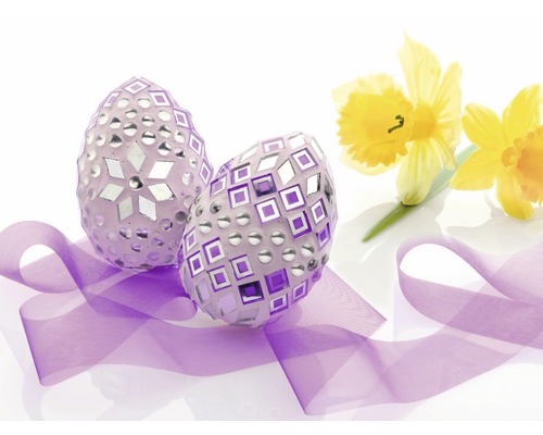 Zwei verzierte Ostereier mit Narzissen und Schleife