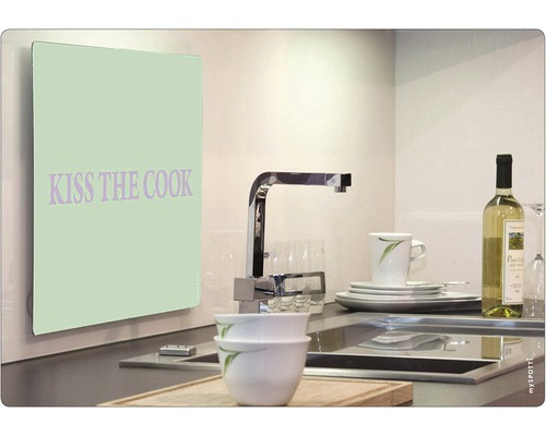 Scène de cuisine avec évier, vaisselle et crédence avec le texte «Kiss the cook».