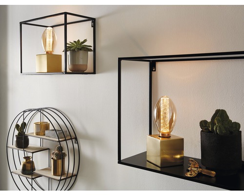 Wohnraum mit Wandregalen aus Metall, Dekoration und Lichtquellen