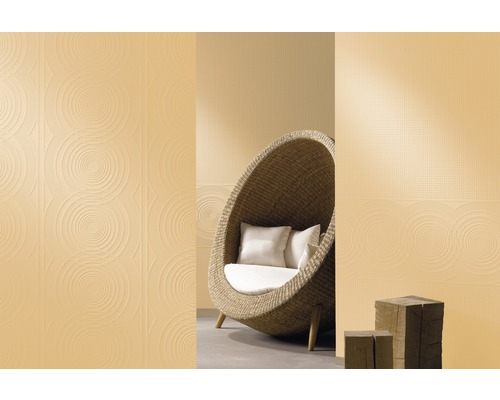 Raumansicht mit Rattansessel, Kissen und Wandpaneelen mit Kreisornament