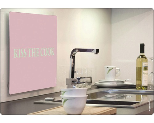 Scène de cuisine avec crédence de cuisine portant l''inscription Kiss the Cook, évier, robinet, vaisselle et bouteille de vin