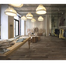 Vue intérieure d''un magasin de vêtements avec plancher en bois, portants à vêtements et lampes