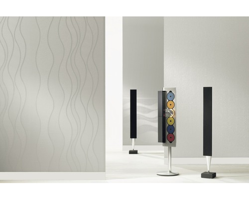 Heller Raum mit Designtapete und Lautsprechern