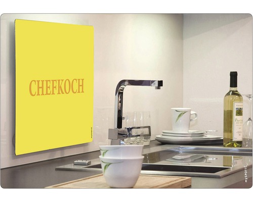 Küchenszene mit Spüle, Geschirr und einer Küchenrückwand mit dem Schriftzug Chefkoch.