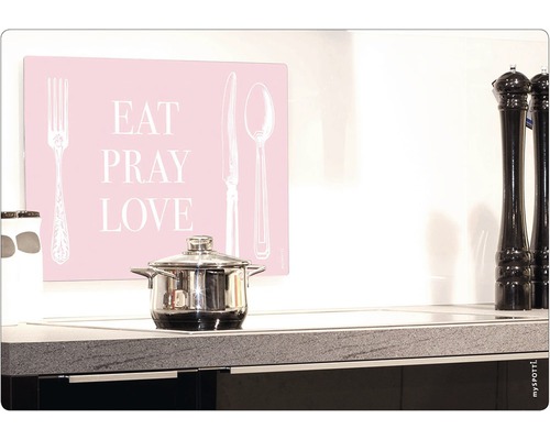 Scène de cuisine avec casserole et protection anti-éclaboussures