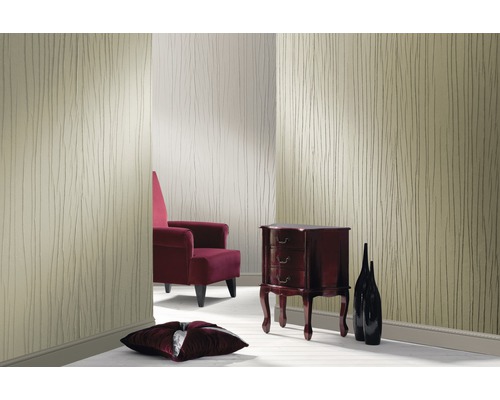 Décoration murale décorative avec papier peint intissé beige dans le salon.