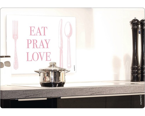 Casserole sur cuisinière avec crédence de cuisine ''Eat Pray Love''