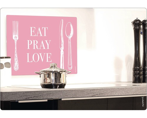 Scène de cuisine avec casserole sur plaque de cuisson et décoration avec inscription