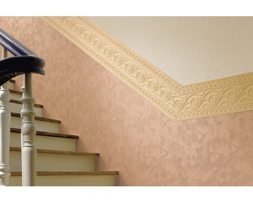 Treppenhaus mit floraler Bordüre an der Wand
