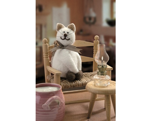 Dekorative Szene mit Stoffkatze auf Miniaturstuhl, Petroleumlampe und Keramiktopf.