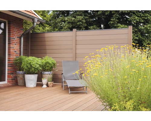 Terrasse mit Sichtschutzzaun, Liegestuhl und Pflanzen