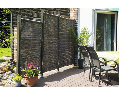 Scène de terrasse avec écrans d''intimité, meubles de jardin et plantes