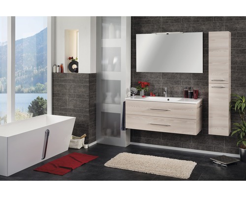 Salle de bains moderne avec baignoire, meuble-lavabo, miroir et carreaux muraux gris