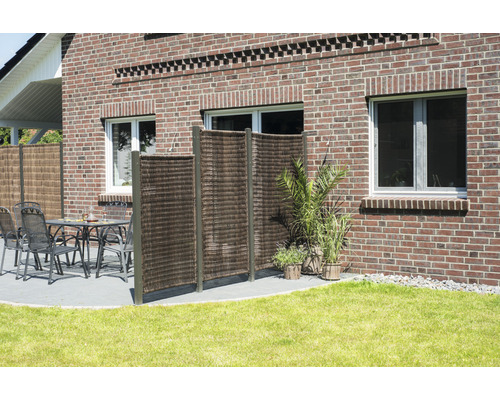 Paravent de jardin en rotin avec mobilier de jardin et pelouse