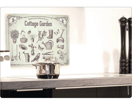 Dekoratives Wandbild mit Gartenmotiven in einer Küche