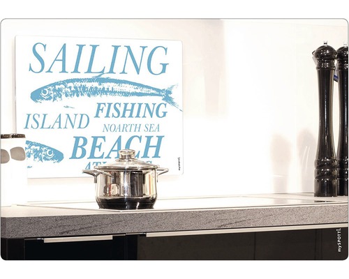 Scène d''une cuisine avec une casserole sur une plaque de cuisson et une image avec des motifs maritimes