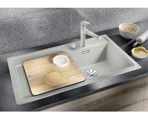 Küchenspüle mit Abtropffläche, Schneidebrett, Armatur und Spülmittelspender