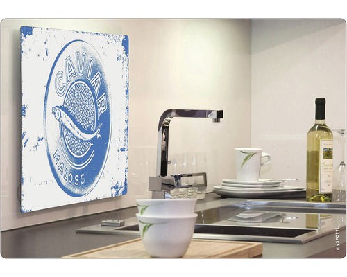 Scène de cuisine avec décoration murale, évier, robinet et vaisselle