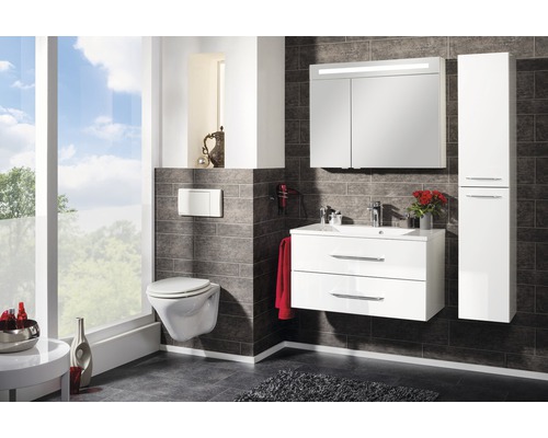 Modernes Badezimmer mit weißen Möbeln, Spiegelschrank und Toilette