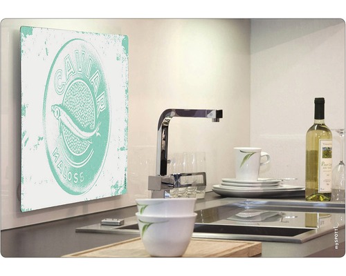 Scène de cuisine décorative avec une peinture murale avec un motif de poisson, un évier et de la vaisselle