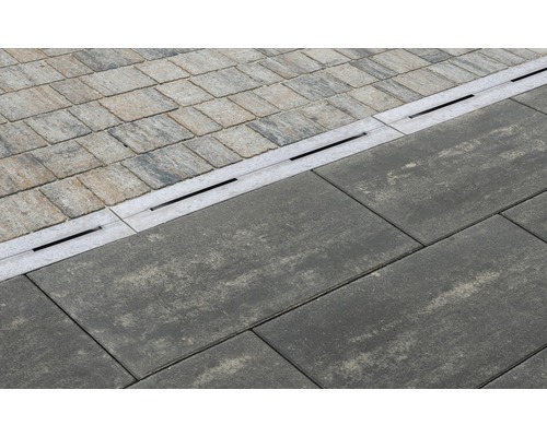 Surface pavée avec caniveau de drainage