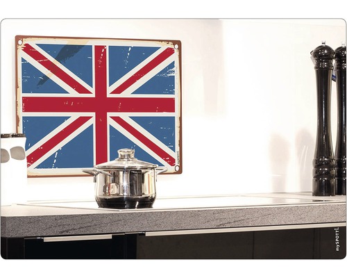 Panneau métallique décoratif avec drapeau britannique dans une cuisine.