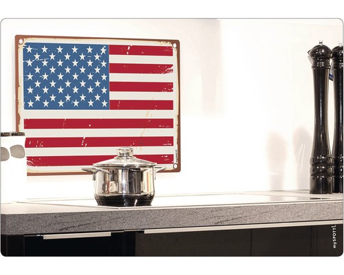 Dekoratives Blechschild mit amerikanischer Flagge in einer Küche