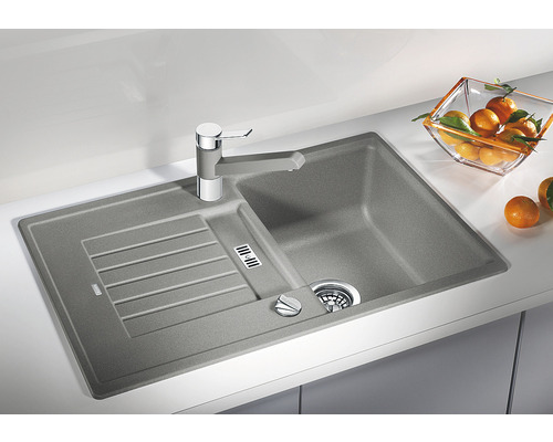 Évier en matériau composite avec égouttoir et robinet