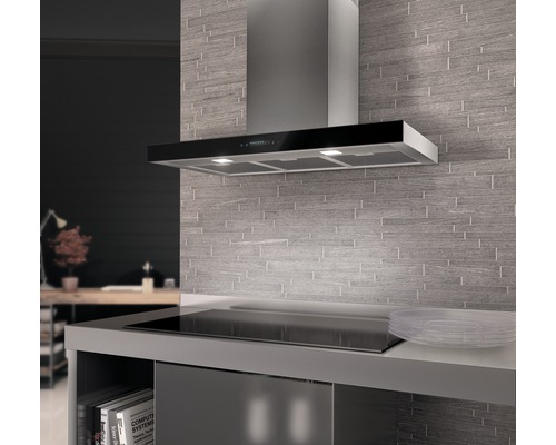 Hotte aspirante en acier inoxydable au-dessus d''une plaque à induction dans une cuisine moderne.