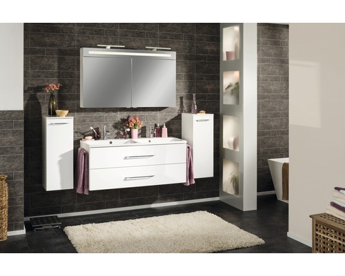 Salle de bains moderne avec lavabo, armoire de toilette et armoires hautes