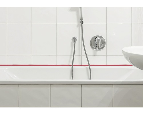 Salle de bains avec baignoire, pommeau de douche et carrelage