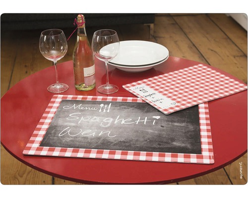 Table dressée avec boisson, verres, assiette et sets de table