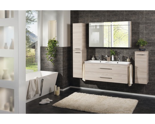 Badezimmer mit Badewanne, Waschtisch, Spiegelschrank und Hochschränken in heller Holzoptik