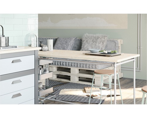 Helles Interieur mit Küchentheke, Regalwagen und Sitzgelegenheit aus Paletten