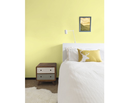 Chambre avec lit, table de chevet et décoration murale pour une ambiance chaleureuse.