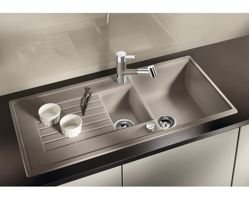 Évier avec égouttoir et robinet