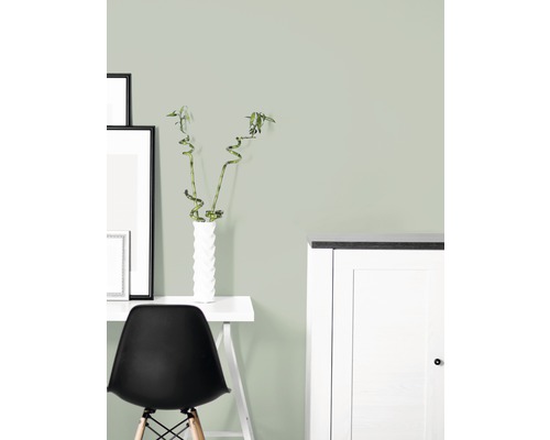 Bureau avec bureau, chaise, décoration et peinture murale.