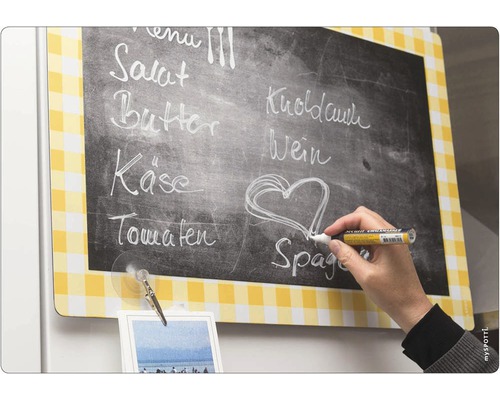 Tableau magnétique avec motif à carreaux jaunes et marqueur craie à la main