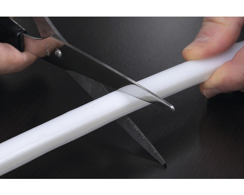 Zuschneiden eines Kunststoffprofils mit einer Schere