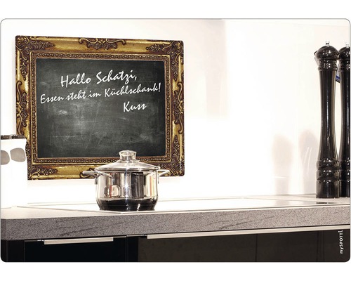 Tableau noir avec cadre doré, casserole sur plaque de cuisson