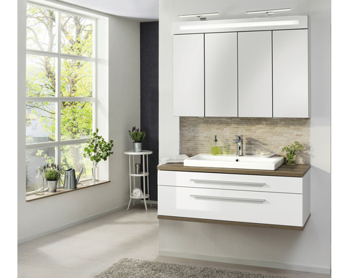 Salle de bains avec meuble sous-lavabo, vasque à poser et armoire de toilette