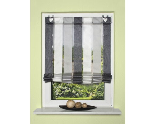 Dekoratives Fenster mit Faltrollo in Streifenoptik