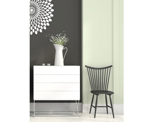 Scène avec une commode blanche, un vase avec des fleurs et une chaise en bois noire.