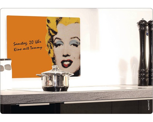 Cuisine avec casserole et tableau mémo avec motif Marilyn Monroe