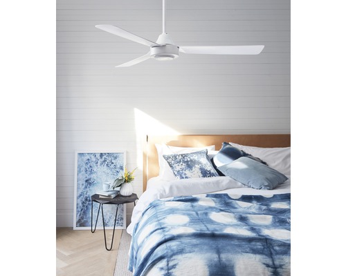 Schlafzimmer mit Deckenventilator, Bett und Beistelltisch