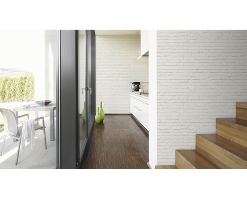 Salon lumineux avec terrasse, papier peint imitation briques et escalier en bois