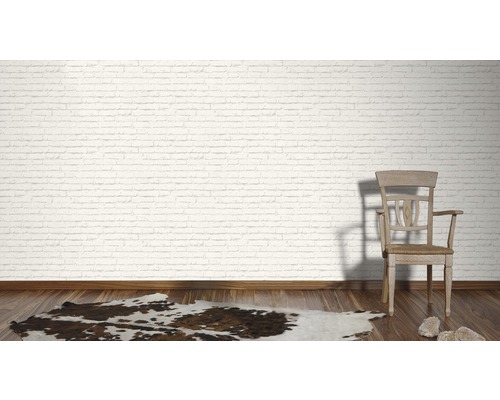 Pièce avec papier peint imitation briques, parquet, tapis et fauteuil