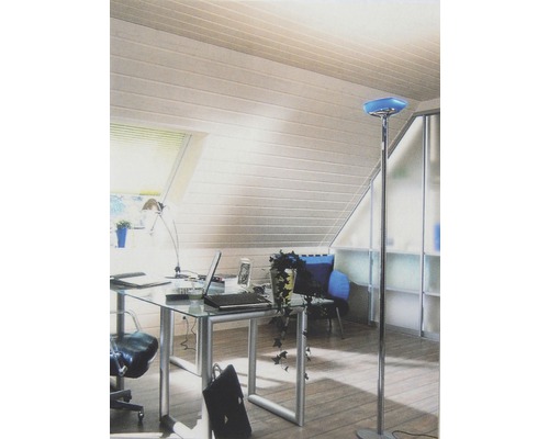 Arbeitszimmer mit Schreibtisch, Stehlampe und Holzdecke