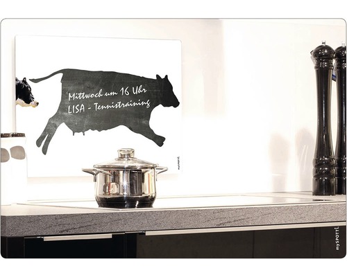 Cuisine avec casserole, moulins à épices et tableau mural avec motif de vache