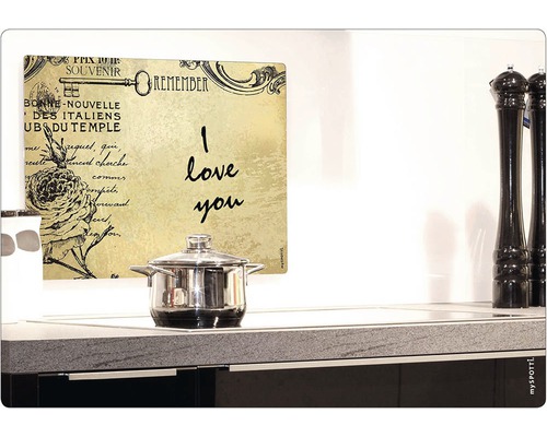 Scène de cuisine avec casserole et crédence avec écriture